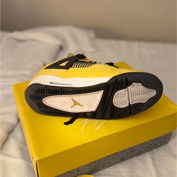 Nike Jordan 4 Rétro Lightning (2021) - Picture 2 of 5